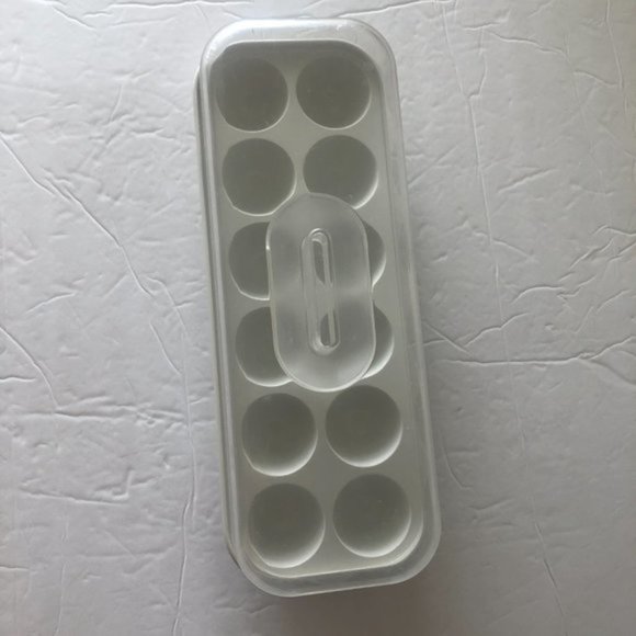 12 Eggs container White w clear cover with handle - Picture 8 of 8